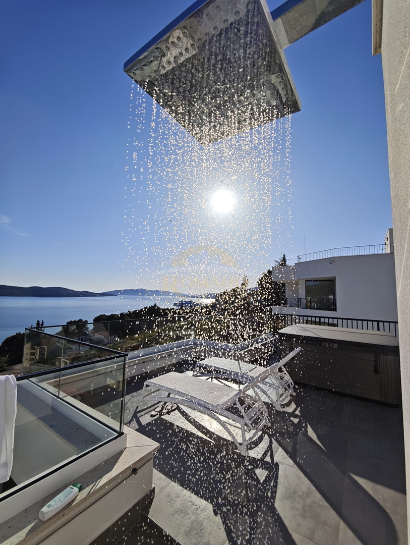 Luksuzni penthouse v Okrugu Gornjem/Čiovo s strešno teraso